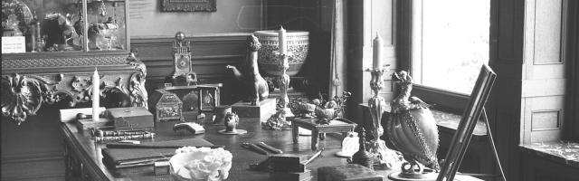 Schreibtisch mit diversen Objekten aus der Sammlung Maximilian von Goldschmidt-Rothschild